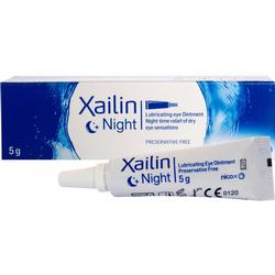 Eine Tube Augensalbe namens "Xailin Night" vor ihrer Verpackung.